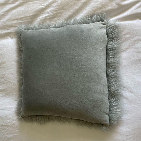 Grey fluffy pillow - Picture 4 of 4